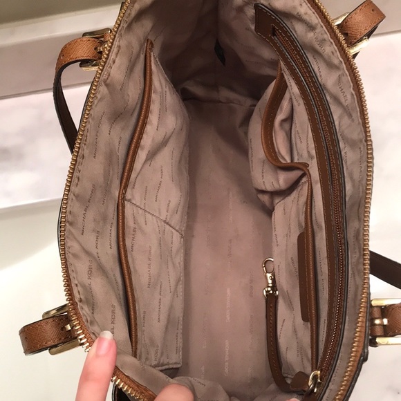 SOLD!! MICHAEL KORS Leather Shoulder Bag! - Picture 4 of 4